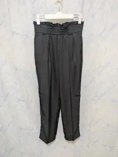 ザラ 黒 ゴム入りウエスト テーパードパンツ