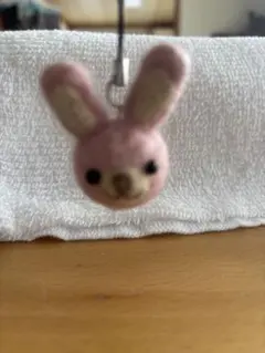 ハンドメイド羊毛フェルト　ウサギ　ストラップ付きのサムネイル