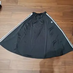 adidas ブラック ストライプ ロングスカート