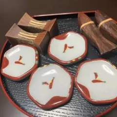 小皿4枚と木の箸置き4点