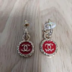 CHANEL ロゴ入りレッドピアスノベルティ