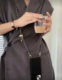 ゴールドとブラックのスマホショルダーストラップ