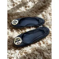 訳あり トリーバーチ フラットシューズ 黒 ロゴ金具 40M