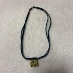 青い布製ネックレス 装飾的ペンダント付き