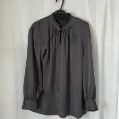 グリーンレーベルリラクシング　ダークグレー フリルネック 長袖ブラウス