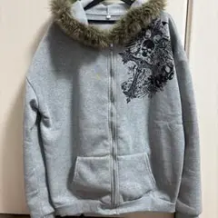 ファー付きグレーパーカー　スカルプリント