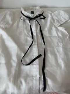 リボン付きホワイト半袖シャツ
