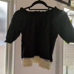 インパクティスケリー　Sサイズ　オフショルダー可能　黒トップス レース裾付き