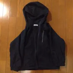 黒のキッズウインドブレーカー(ポケットあり)