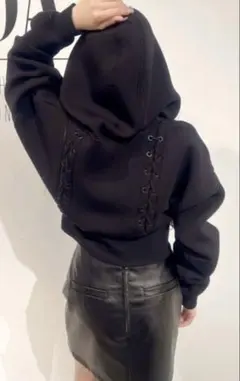 クロップドパーカー