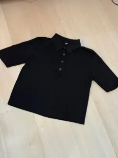 黒ポロシャツ