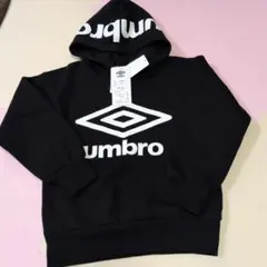 新品タグ付き umbro アンブロ パーカー 140cm ブラック　トレーナーのサムネイル