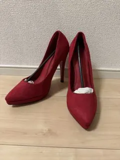 赤いポインテッドトゥハイヒール