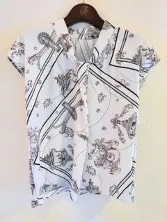 【完売品】ピンキー&ダイアン　バロックスカーフプリントブラウスのサムネイル