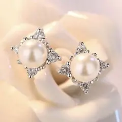 パールとクリスタルのスタッドピアス