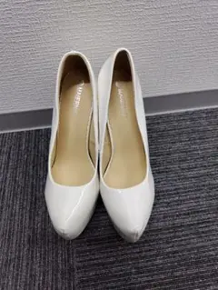 【未使用】MAIERNISI ホワイト エナメル パンプス 27cmのサムネイル