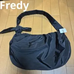 Fredy リボン調節付きブラックショルダーバッグ