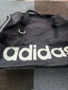 adidas ダッフルバッグ 黒 大きなロゴ