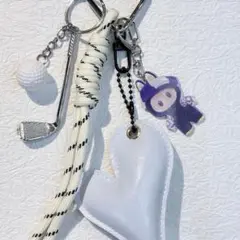 ハート型ホワイトチャームとゴルフクラブ、紫のラブブチャーム