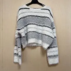 GU グレーとホワイトのストライプ セーター