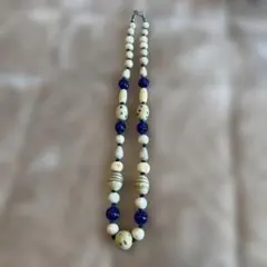 青とクリーム色のビーズネックレス