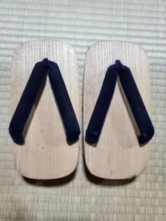 【未使用】木製の下駄(2点のうちの1点目／木の色が少し暗め)