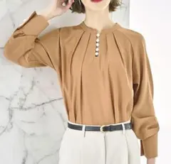 ルイルエブティック　スリットパールスタンドカラーブラウス　M オレンジベージュ