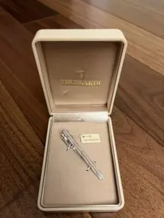 【新品未使用】TRUSSARDI シルバー ネクタイピン 専用ケース付きのサムネイル