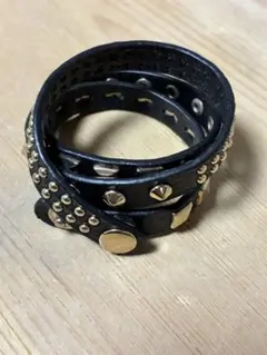 スタッズ装飾の黒レザー風ラップブレスレットのサムネイル