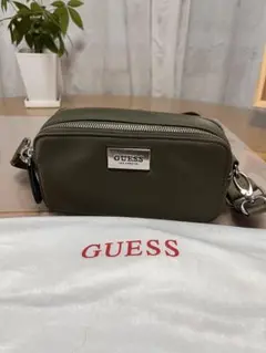 GUESS カーキ ショルダーバッグ ロゴストラップのサムネイル
