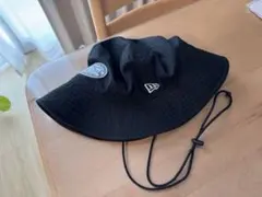 New Era バケットハット ブラック ストラップ付きのサムネイル