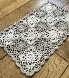 かぎ針編みモチーフのマルチカバー