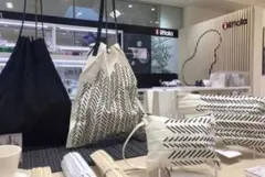 プリーツバッグISSEY MIYAKE イッセイミヤケ ittalaイッタラのサムネイル