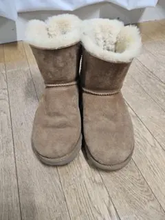 【新品未使用】UGG ブラウン リボン付きムートンブーツ　24 2025年最新】uggブーツリボン24の人気アイテム - メルカリ