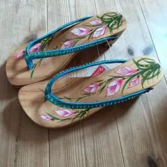 花柄デザインの青い下駄 Mサイズ