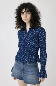 マウジー　SHIRRING FLORAL フィットシャツのサムネイル