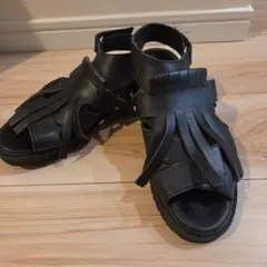 フリンジ付きブラックサンダル