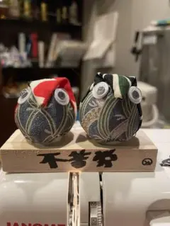 カラフルな夫婦ふくろうの置物