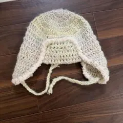 耳あて付きクリーム色編み帽子