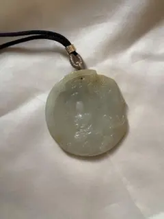 【極上氷種】天然岫岩玉 ペンダントトップ 鹿 雪景色 彫刻 翡翠級の透明度 極上氷種】天然岫岩玉 ペンダントトップ 鹿 雪景色 彫刻 翡翠級の