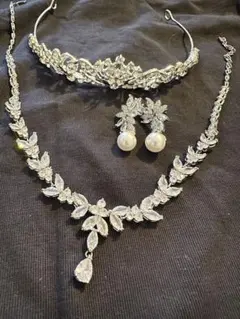 【美品】3点セットピアスネックレスティアラアクセサリー ブライダル ウェディング