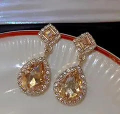 新品未使用ゴールドシャンパンカラードロップ型ピアス ウエディング 華やか 綺麗