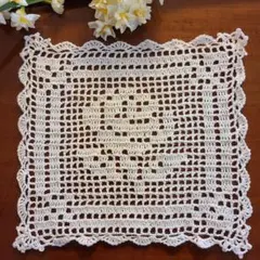 【425】レース編みドイリー　バラの方眼編み　アイボリー　25×24cm