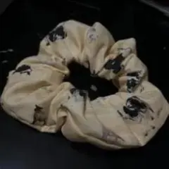 クリーム色と黒の模様のシュシュ