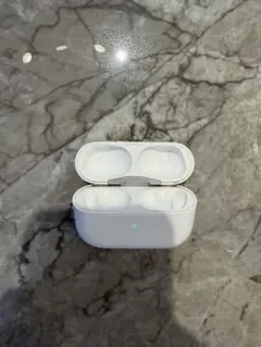 ジャンク品 Apple AirPods Pro 充電ケース 本体 中のイヤホン付 - メルカリ