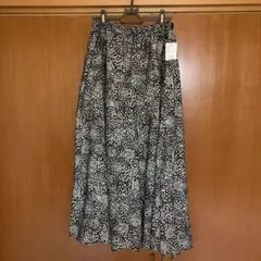 黒地にホワイト、うっすらピンクのフラワー マーメイドギャザーロングスカート