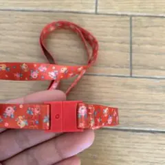 キャスキッドソン　花柄の赤いストラップ