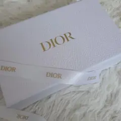 Dior ギフトボックス 中型 ホワイト　リボン付き