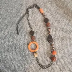 オレンジと黒のビーズ ロングネックレス