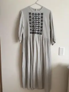 エコロコ　刺繍入り 七分袖 ワンピース ライトグレーのサムネイル